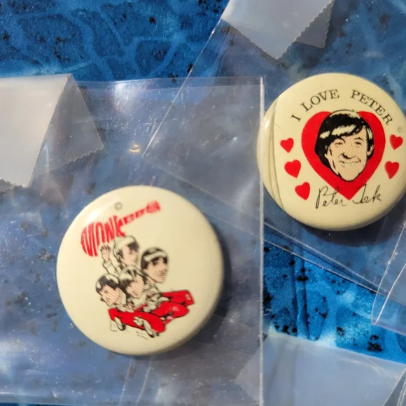 Vintage Monkee pins, set of six, one of each Monkee & two Monkees ones. - Picture 3 of 7